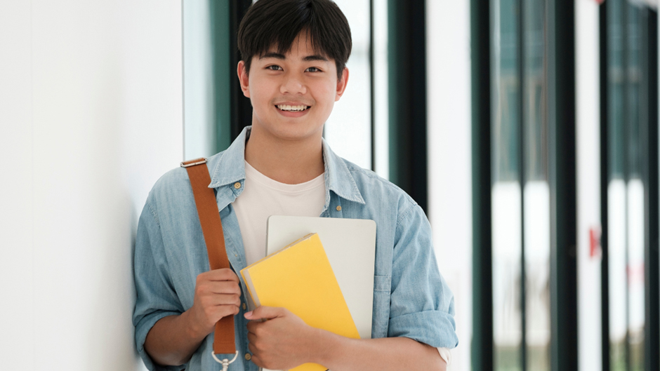 自動車整備士を目指す専門学生のイメージ。