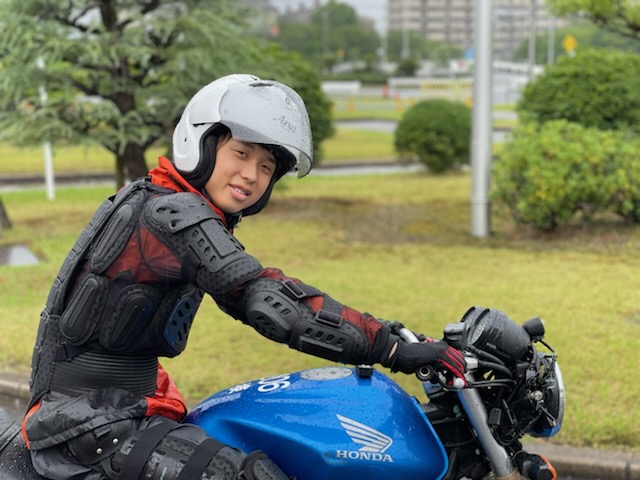 松原指導員　雨の日でもバイク練習中！