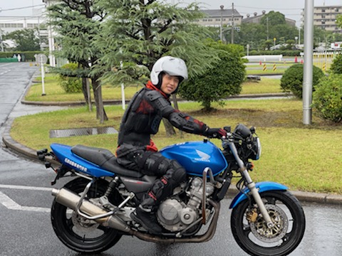 松原指導員　雨の日でもバイク練習中！