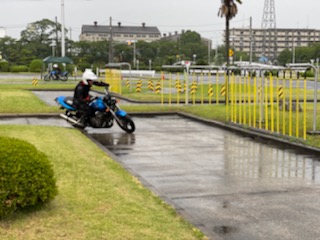 松原指導員　雨の日でもバイク練習中！