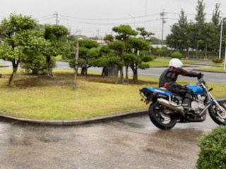 松原指導員　雨の日でもバイク練習中！